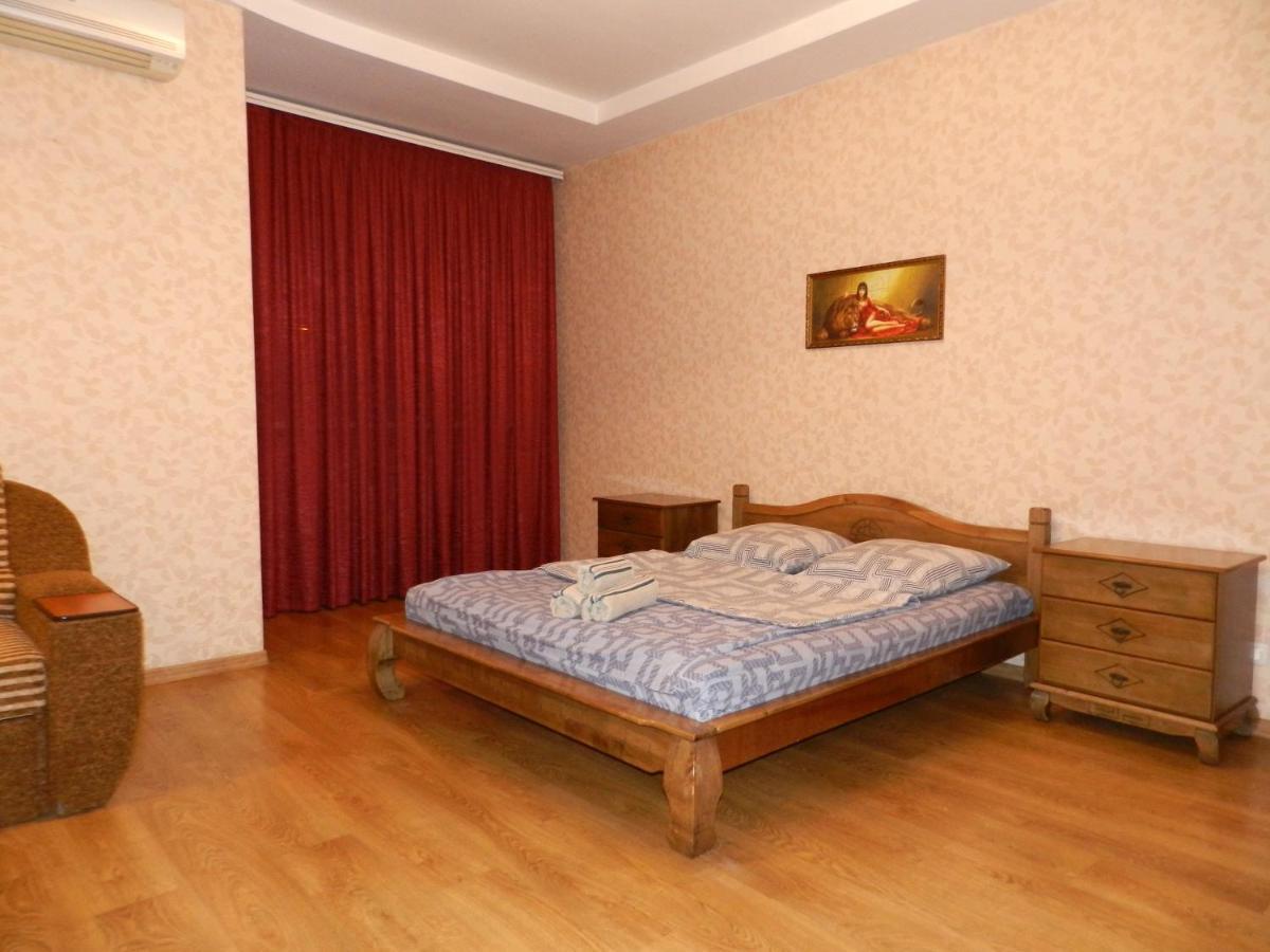 1-Room Apartment 50M2 On Metalurhiv Avenue 17, By Grandhome Zaporizhia Esterno foto